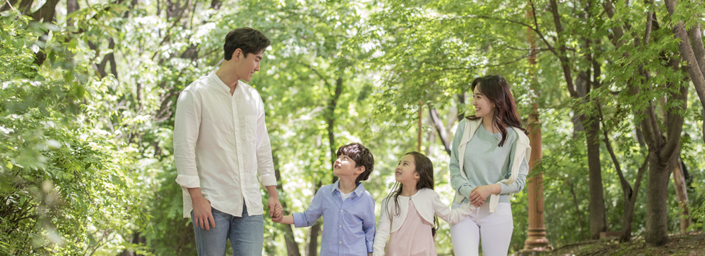 숲 길을 걷는 어느 가족의 사진